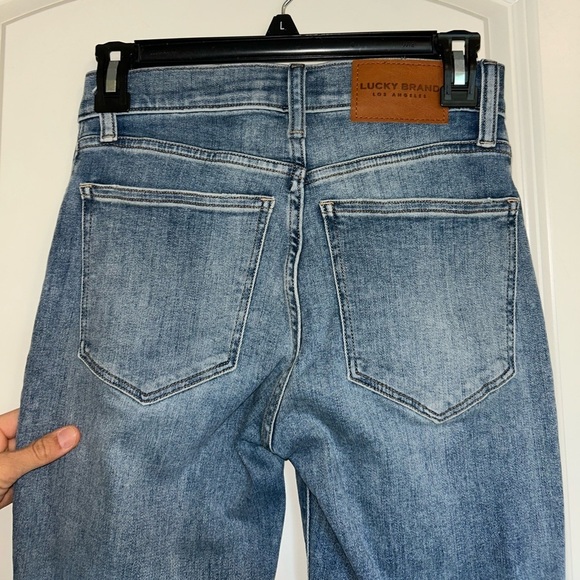 Lucky Brand Women's Light Blue Distressed high rise crop Bridgett stretch  Jeans - Picture 2 of 4